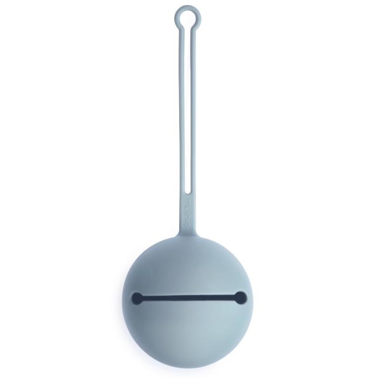  Mushie_cumitartó_szilikon_világoskék_kicsiknek_babáknak