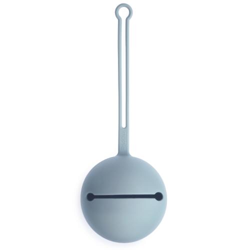  Mushie_cumitartó_szilikon_világoskék_kicsiknek_babáknak